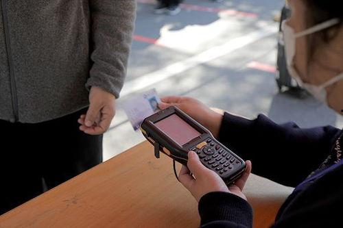 毕业答辩吃瓜视频,吃瓜群众围观“瓜王”诞生记