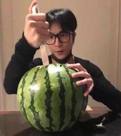 吃瓜浴帽,一场网络热词背后的文化现象