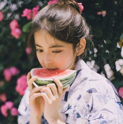 吃瓜女孩同款,潮流背后的文化现象