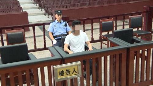 路边吃瓜看戏情侣,情侣路边吃瓜看戏，甜蜜瞬间引围观