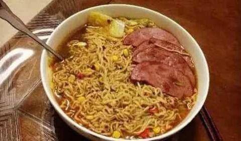 买个瓜吃泡面的说说,买瓜配泡面，享受简单生活乐趣