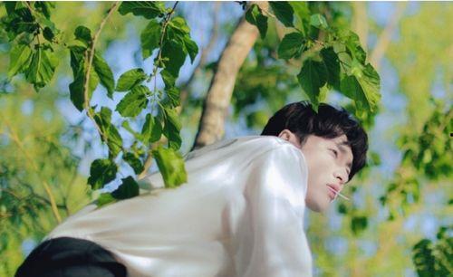 张艺兴搞笑吃瓜,笑料连连，网友直呼“太可爱”